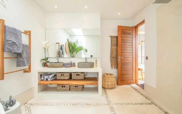 Coastal Comfort: Cozy 4BR Villa, 5 Min Walk to Finns Beach