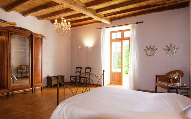 Warm Mansion with Swimming Pool in Sigoules France