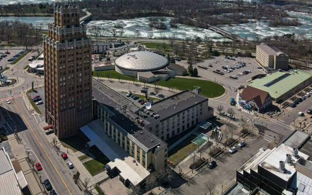 Quality Hotel & Suites At The Falls