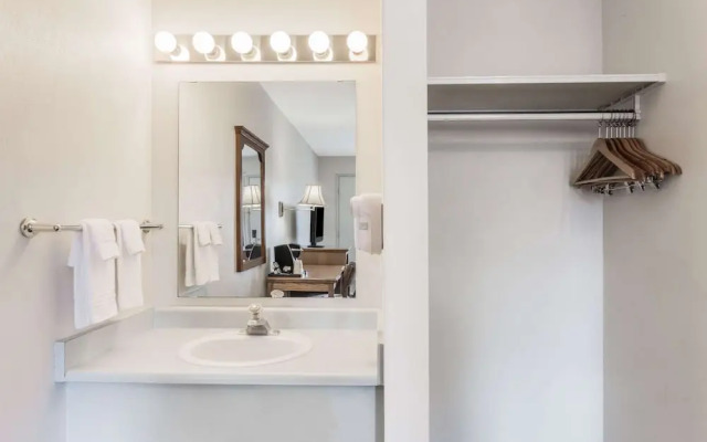 Super 8 By Wyndham Kelowna Bc