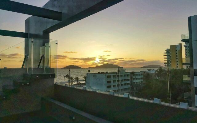 Moderno loft, a 1/2 cuadra de malecón, con alberca.