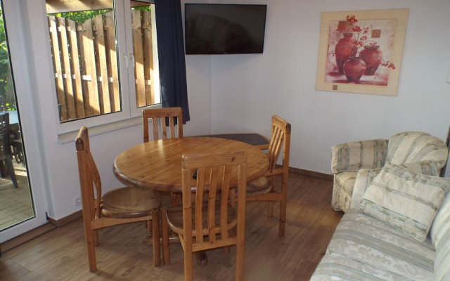 Moderner Bungalow im Ferienpark mit Seezugang