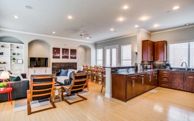 Stylish Three-story Oak Lawn House