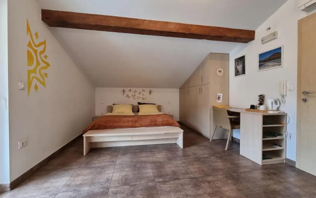 Apartment and Rooms HISA SONCA