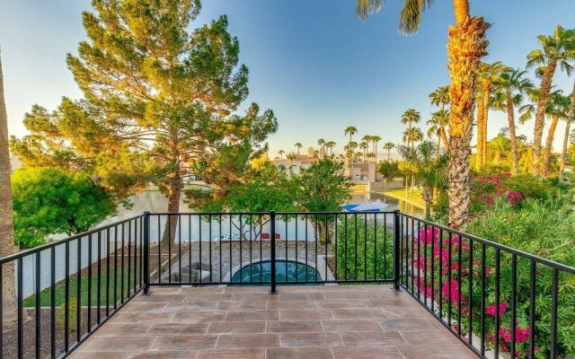 Waterfront w/ Heated Pool and a Paddle Boat in Gilbert! by Redawning