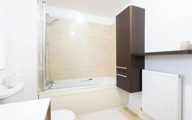 Manchester 3-beds, Sleeps 6 With On-site Parking