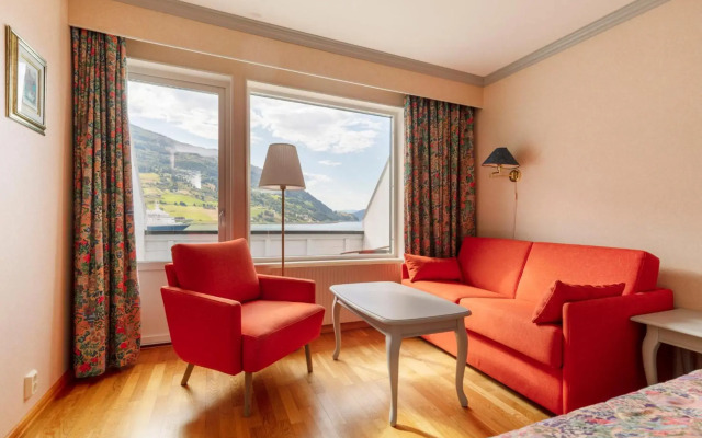 Olden Fjordhotel