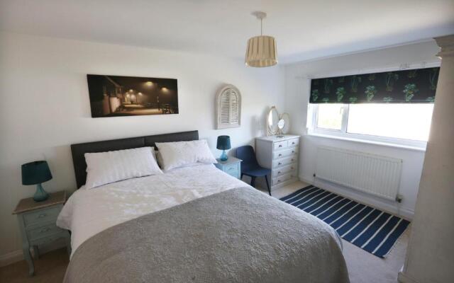 4a Dolphin Close