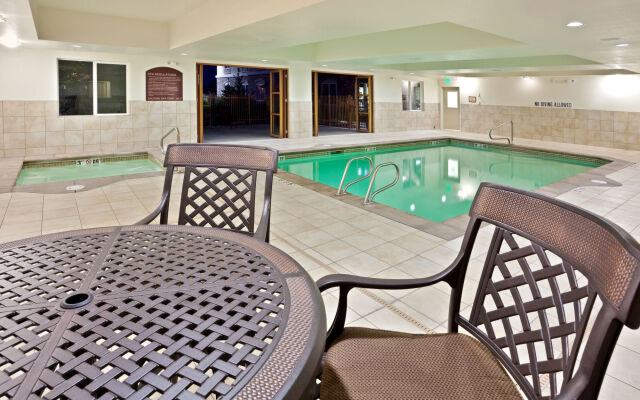 Holiday Inn Express & Suites Ontario by IHG