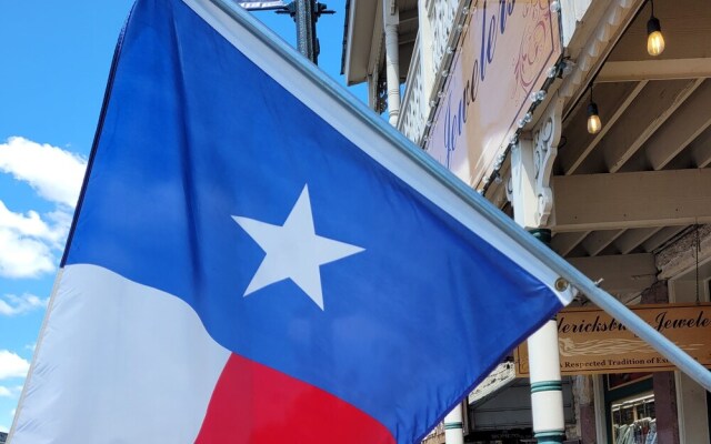 Modern Farmhouse With Hottub Fire Pit & Games!