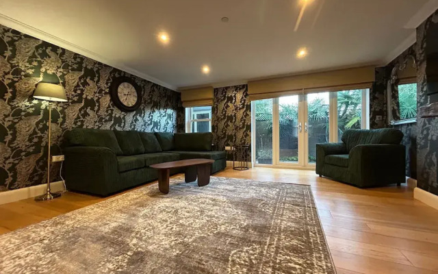 Elegant Retreat: Classic Style and Modern Comfort