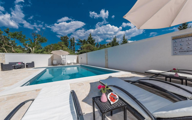 Villa Star 6 luxury apartment with a pool