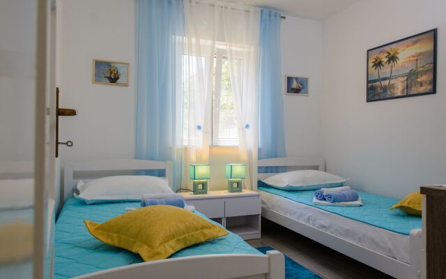 Holiday house Mirjana - beautiful garden with barbecue: Trogir, Riviera Trogir