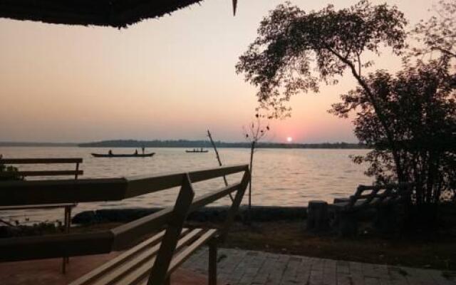 Lake n River Resort  Munroe Island