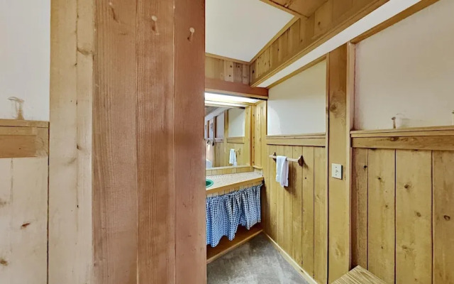 Slopeside 2 Bedroom Condo with 3 Spas! Easy Access to Recreation! by RedAwning