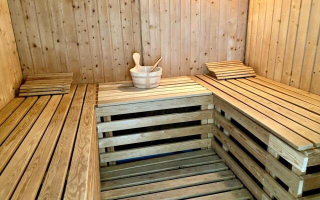 Large fully renovated farmhouse with indoor Swim spa and Sauna