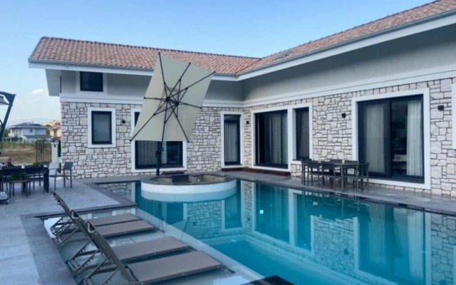 Super Delux 6-bed Villa Brave