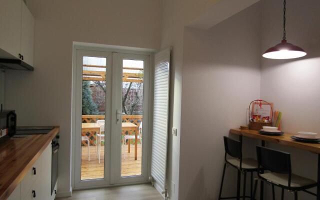 Homey Luxury- entire house, free parking, yard