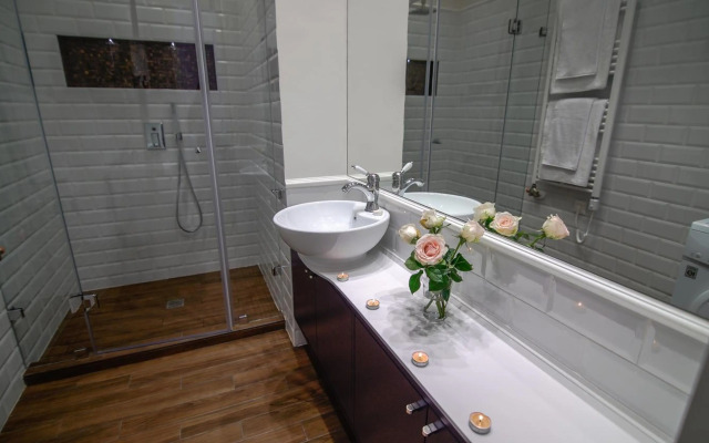 Opera Apartment with Garage, 2BR & 2BTH, AC