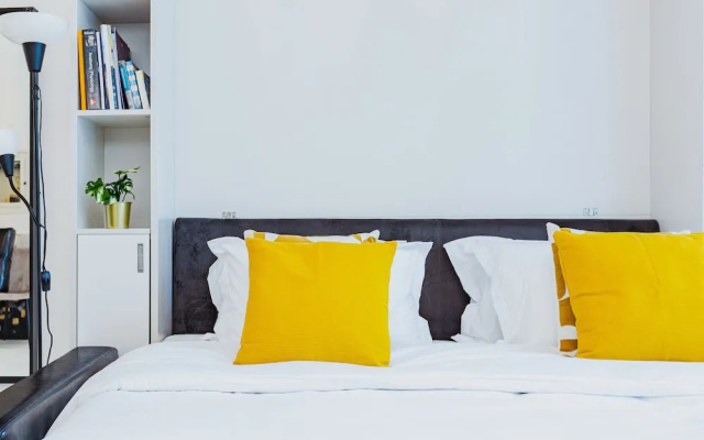 Waves - Chic Studio With Balcony Overlooking City Views