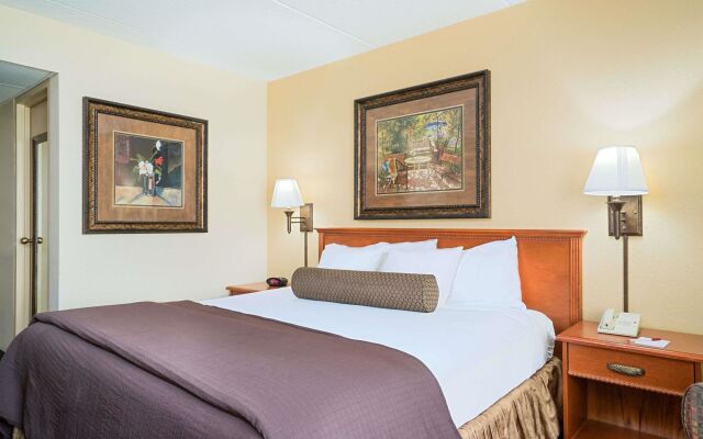 Ramada Hotel & Conference Center by Wyndham Plymouth