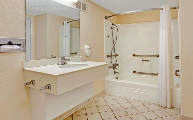 Travelodge by Wyndham North Richland Hills