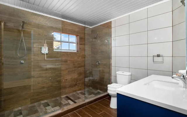 Renovated 4br2ba w Private Pool in Prime Location