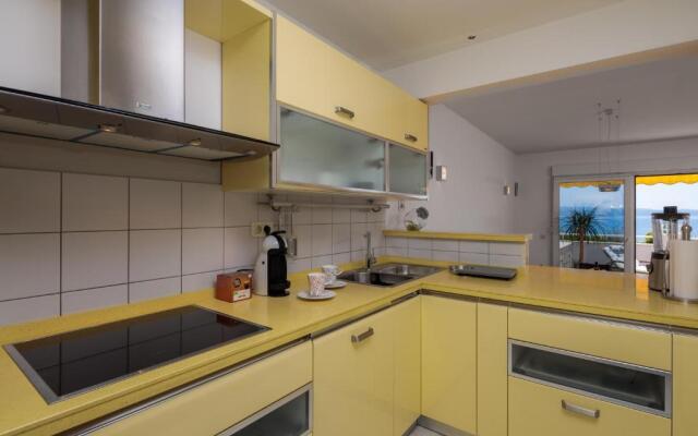 Seaside Apartment Gold 1row