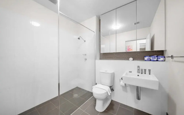 Bright 1-bed Apartment With Balcony