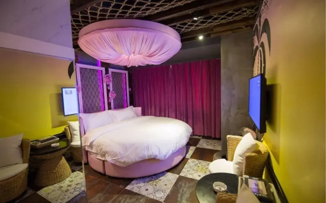 Love Of Swan Theme Hotel