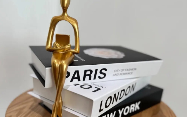 Stylish 2-bed Apt-private Parking-10mins to Centre
