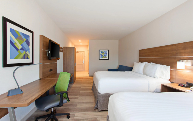 Holiday Inn Express & Suites Corona by IHG