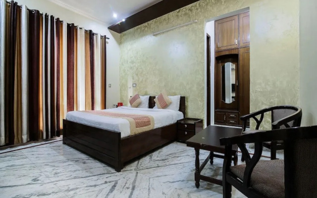 Dev Palace by OYO Rooms