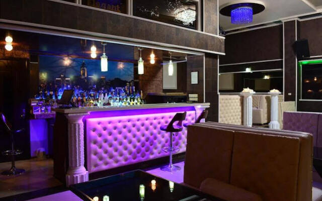 Grand Royal Hotel