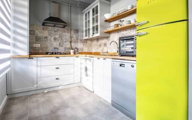 Vibrant Flat Next to Bostanci Marmaray Station