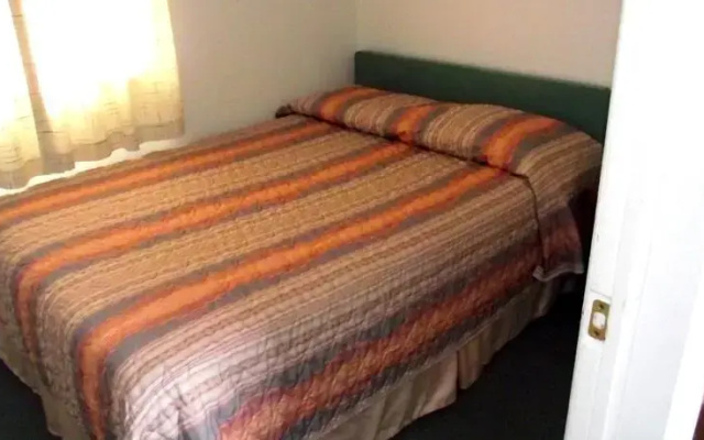 Colonial Motel