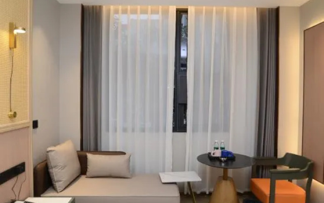 Carlton Movie Hotel