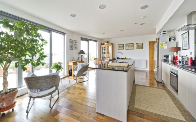 Superb Apartment With Terrace Near the River in Putney by Underthedoormat