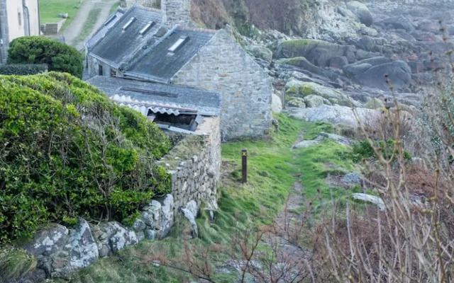 Small Cocoon for 2 by the sea