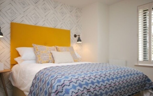 7 The Salterns, Chichester 402445