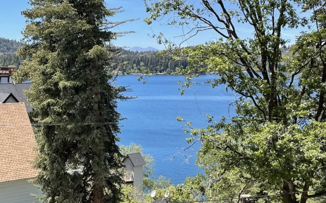 Near Lake Plus View 2 Bedroom Home by RedAwning