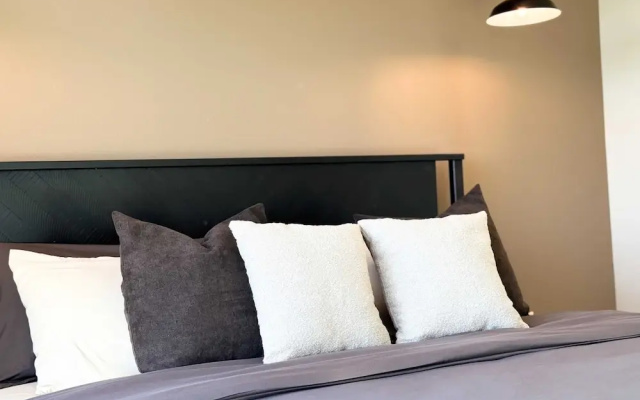 Stylish Getaway W Pool GYM Parking 10 Min to Cedar
