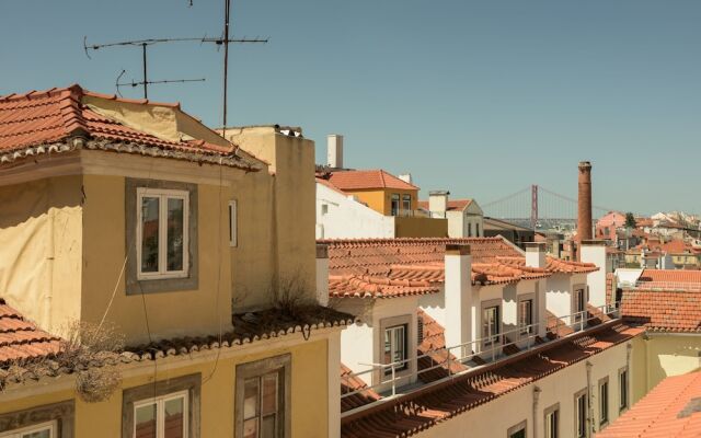 Light Filled Apartment near Chiado, By TimeCooler