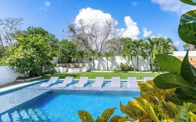 Natural Pool Villa Perfect for Families