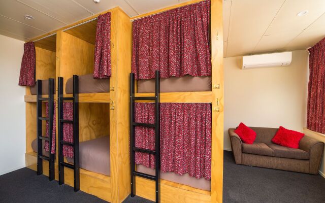 Sir Cedrics Tahuna Pod Hostel