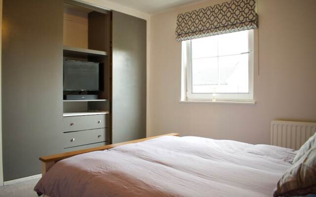 Large 2 Bedroom Flat in Leith With Free Parking