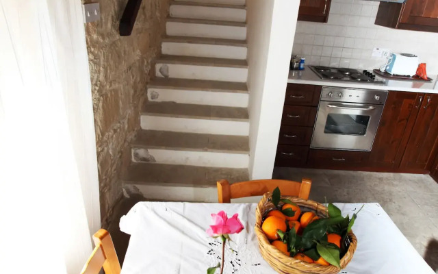 Leonidas Village Houses