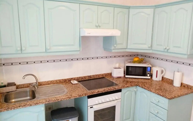 Bright spacious apartment, 2 min walk from beach