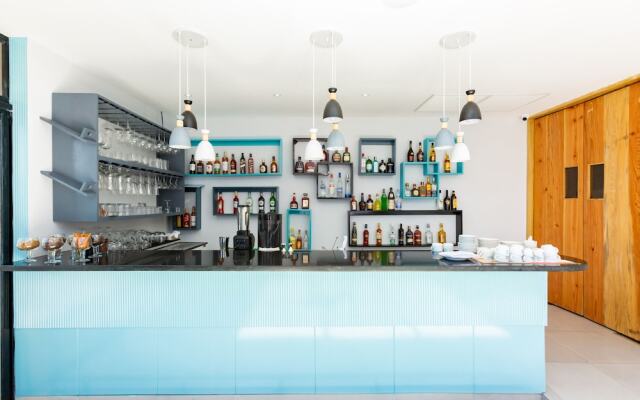 Skylight Suites Restaurant Bar
