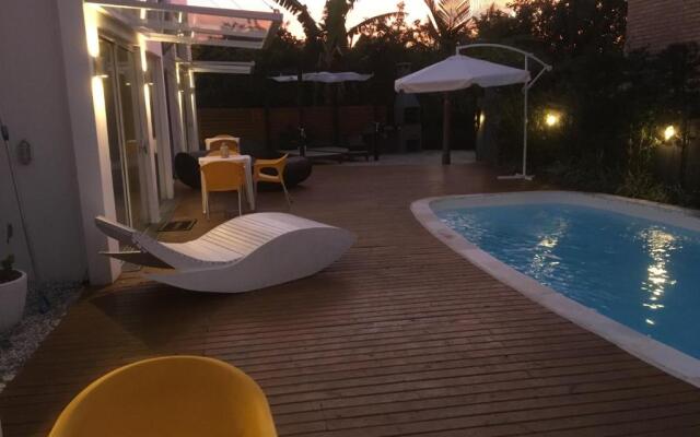 Stylish Beach House with pool